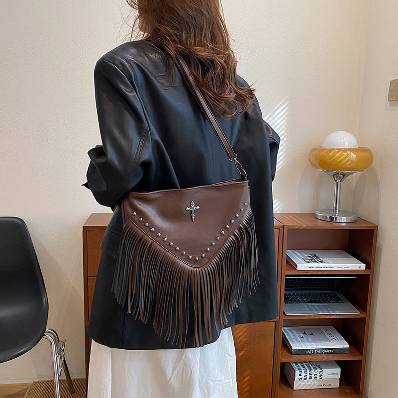 Umhängetasche für Damen ⎜ Modische Schultertasche mit Fransen und Nieten für Freizeit und Festival-Look