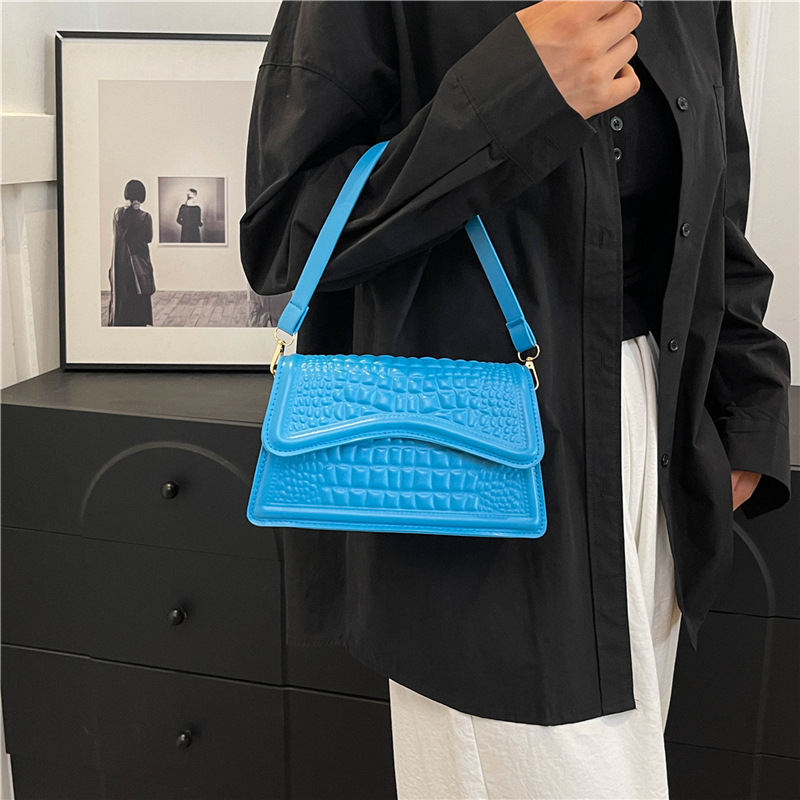 Damen Schultertasche mit Kroko-Struktur ⎜ Kompakte Crossbody-Bag für Alltag und sommerliche Looks