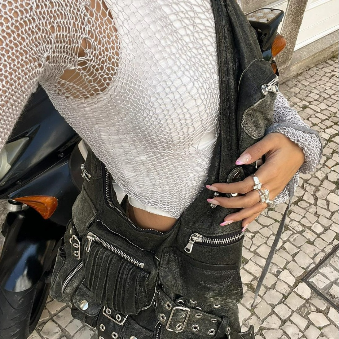 Schultertasche für Damen ⎜ Ausgefallene Umhängetasche im Biker-Stil mit Nieten, Knotenriemen und vielen Taschen