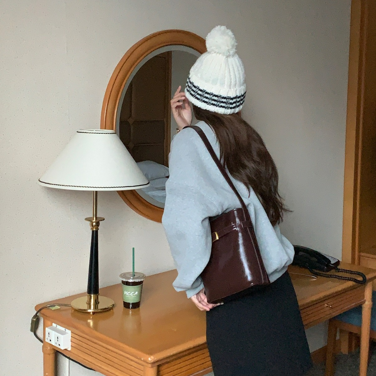 Umhängetasche für Damen ⎜ Retro Bucket-Bag aus Glanzleder mit Schnallendetail für Alltag und Ausgehen
