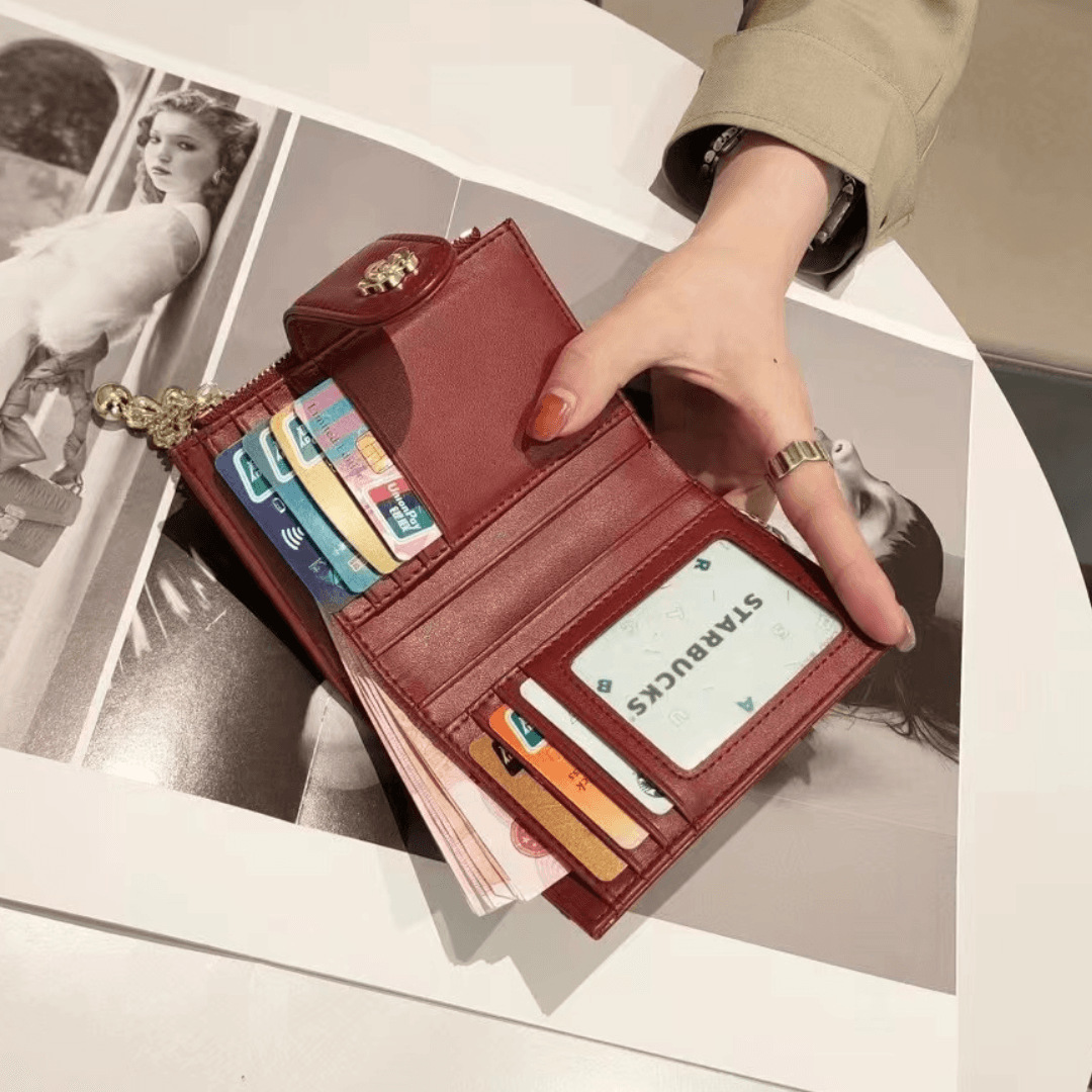 Damen Kurz-Geldbörse mit Steppung ⎜ Zweifach faltbare Brieftasche mit Zieranhänger und Druckknopfverschluss
