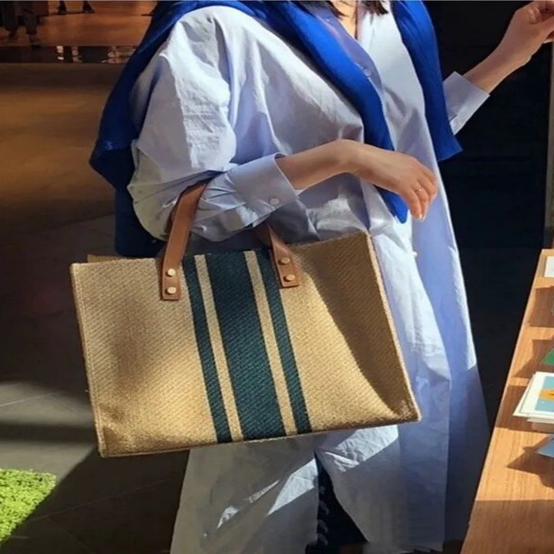 Stilvolle Umhängetasche für Damen ⎜ Geräumige Tasche mit Streifen-Design und Ledergriffen