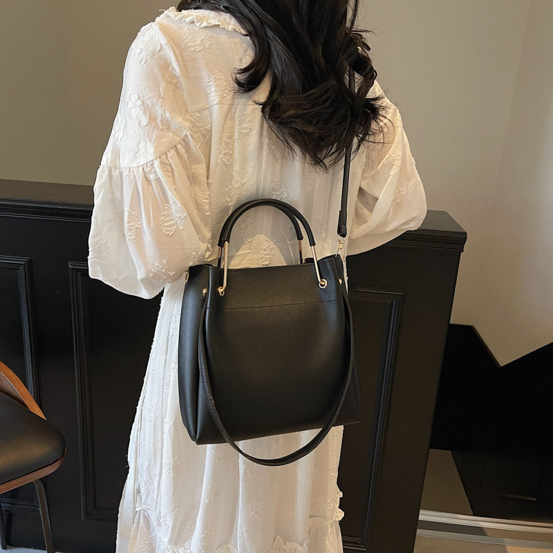 Damen Bucket Bag ⎜ Schlichte Umhängetasche mit Griff und Schulterriemen für Alltag