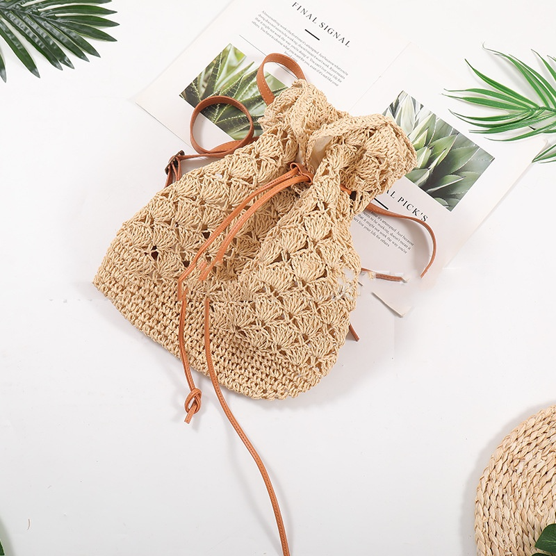 Damen Rucksack aus Strohgeflecht ⎜ Sommerliche Strandtasche im Boho-Stil mit Kordelzug und Klappverschluss
