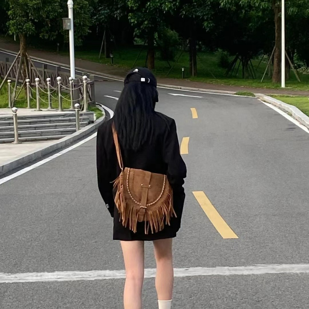 Umhängetasche mit Fransen für Damen ⎜ Retro Schultertasche aus Wildleder mit Handarbeit und Schnalleb