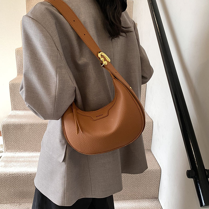 Schultertasche im Halbmond-Design ⎜ Modische Umhängetasche für Damen mit Struktur und Reißverschluss