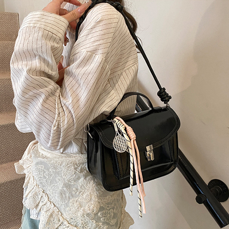 Damen Umhängetasche im Retro-Stil ⎜ Kleine quadratische Handtasche mit Griff für Alltag und Freizeit