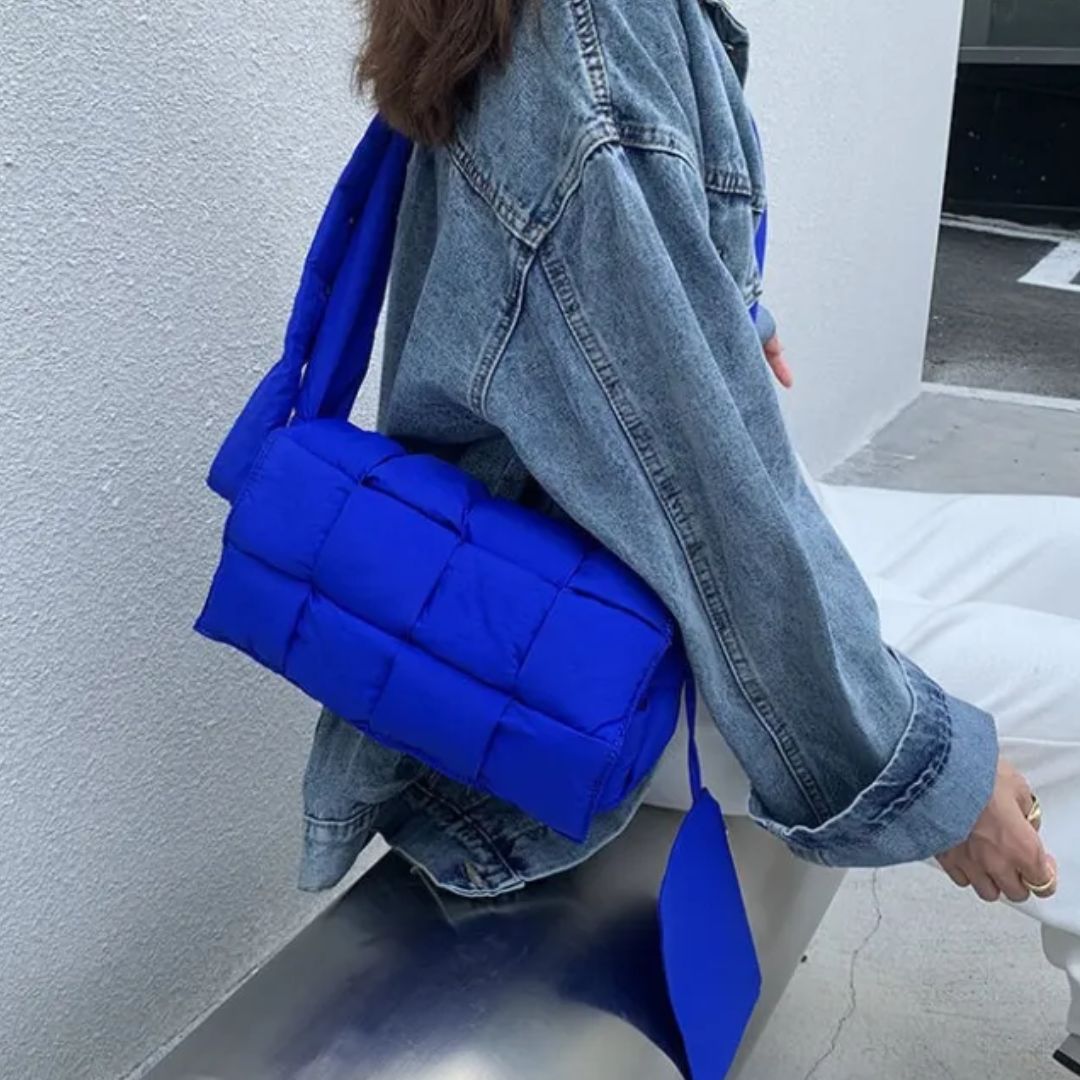 Umhängetasche für Damen ⎜ Gepolsterte Schultertasche im Flechtdesign mit weichem Tragegefühl für Alltag und Freizeit