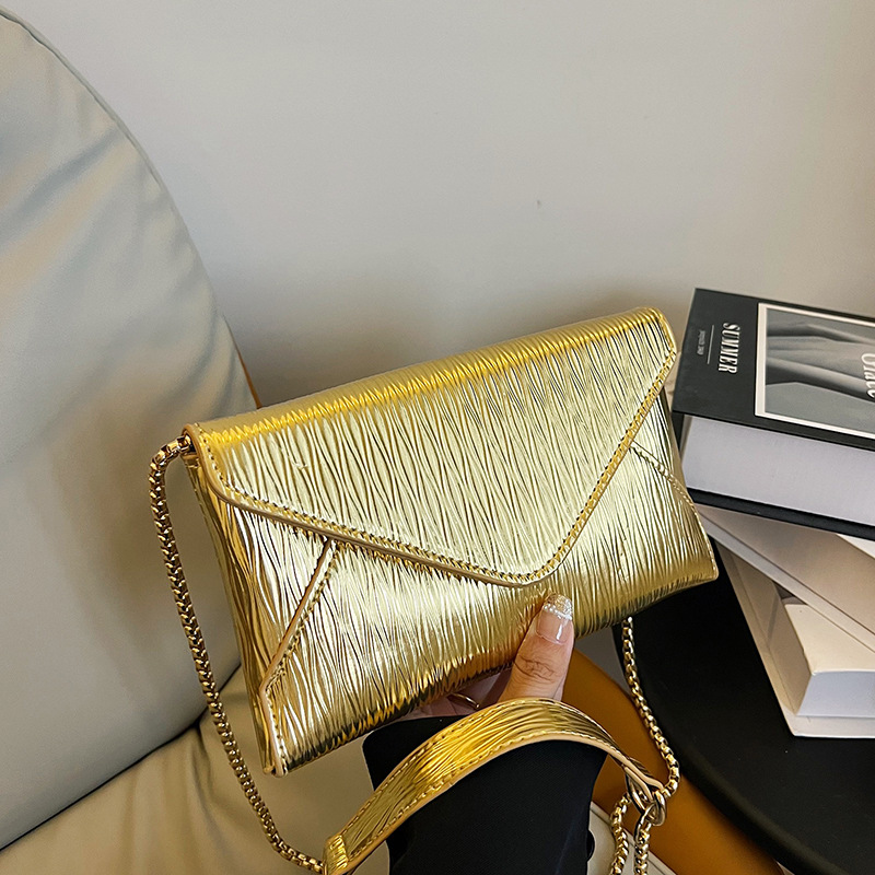 Umhängetasche für Damen ⎜ Glänzende Schultertasche mit Umschlagdesign und großem Stauraum