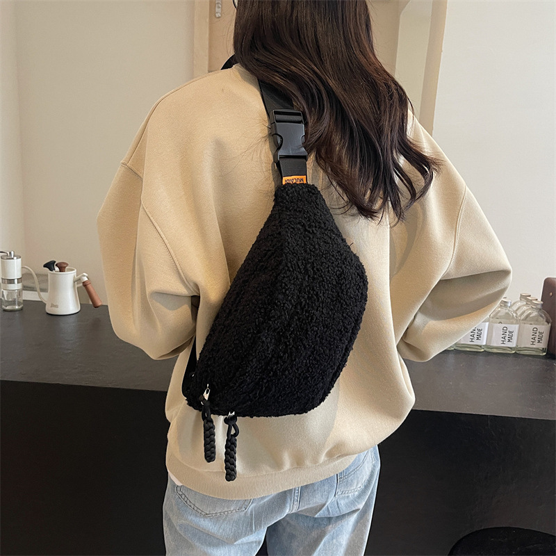 Bauchtasche für Damen ⎜ Weiche Umhängetasche aus Plüsch mit großem Stauraum für Herbst und Winter