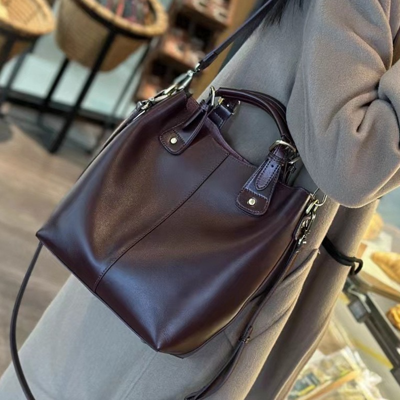 Damen Handtasche aus weichem Leder ⎜ Geräumige Schultertasche mit kurzem Griff für Alltag und Büro