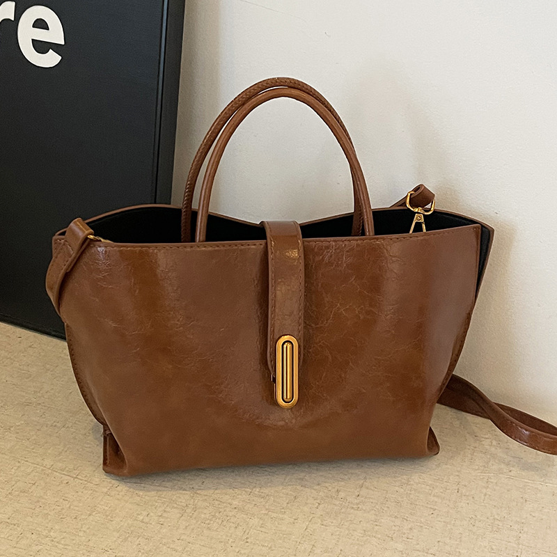 Damen Handtasche aus Kunstleder ⎜ Schlichtes Design mit Schulterriemen und viel Stauraum