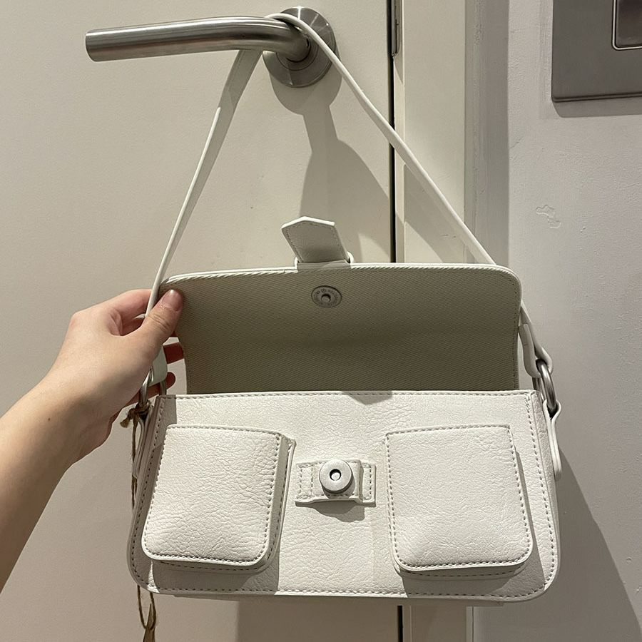 Umhängetasche für Damen ⎜ Modische Schultertasche mit Schnallendetail und schlankem Design für Alltag und Ausgehen