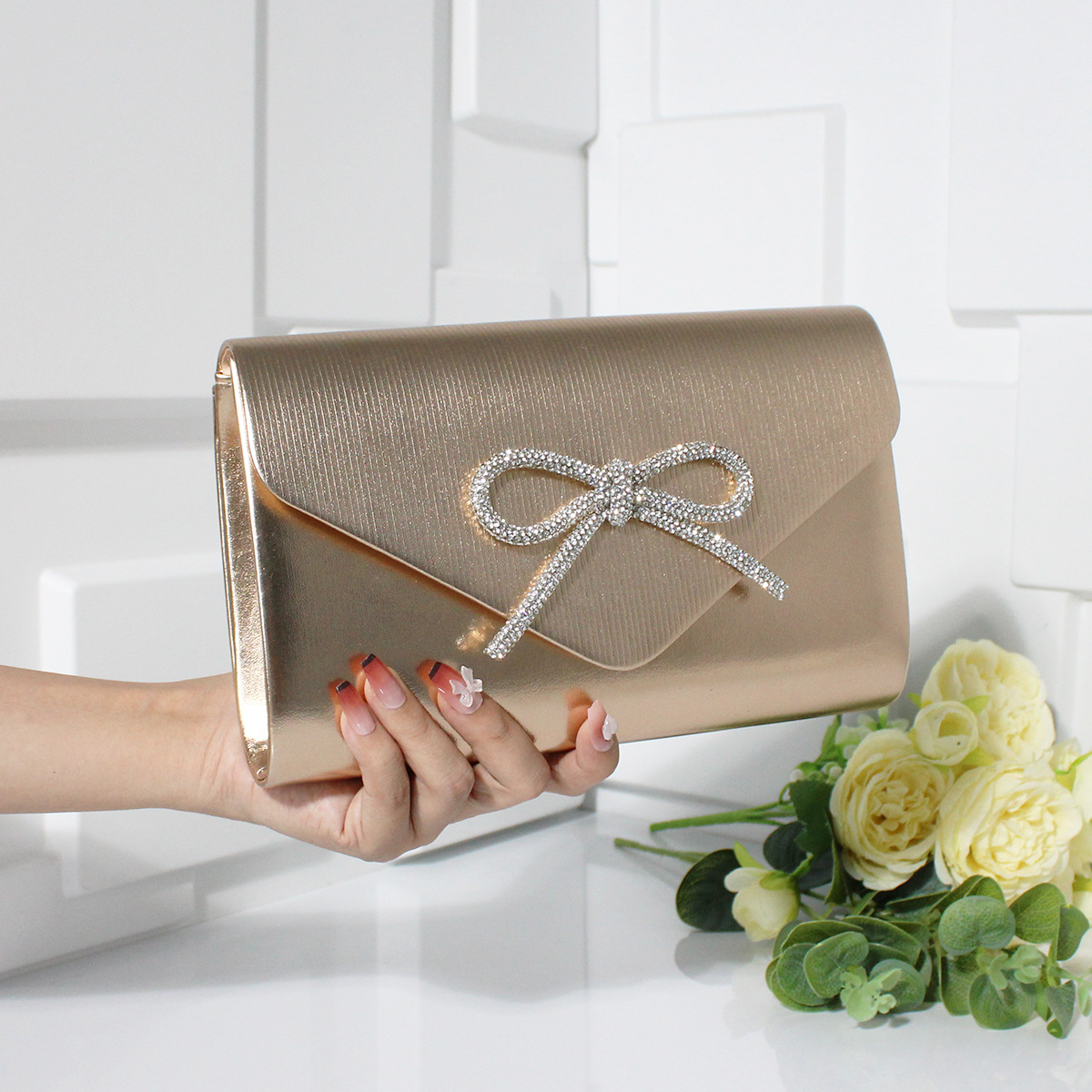 Abend-Clutch mit Schleifen-Design ⎜ Elegante Tasche mit Glitzerakzenten für festliche Anlässe