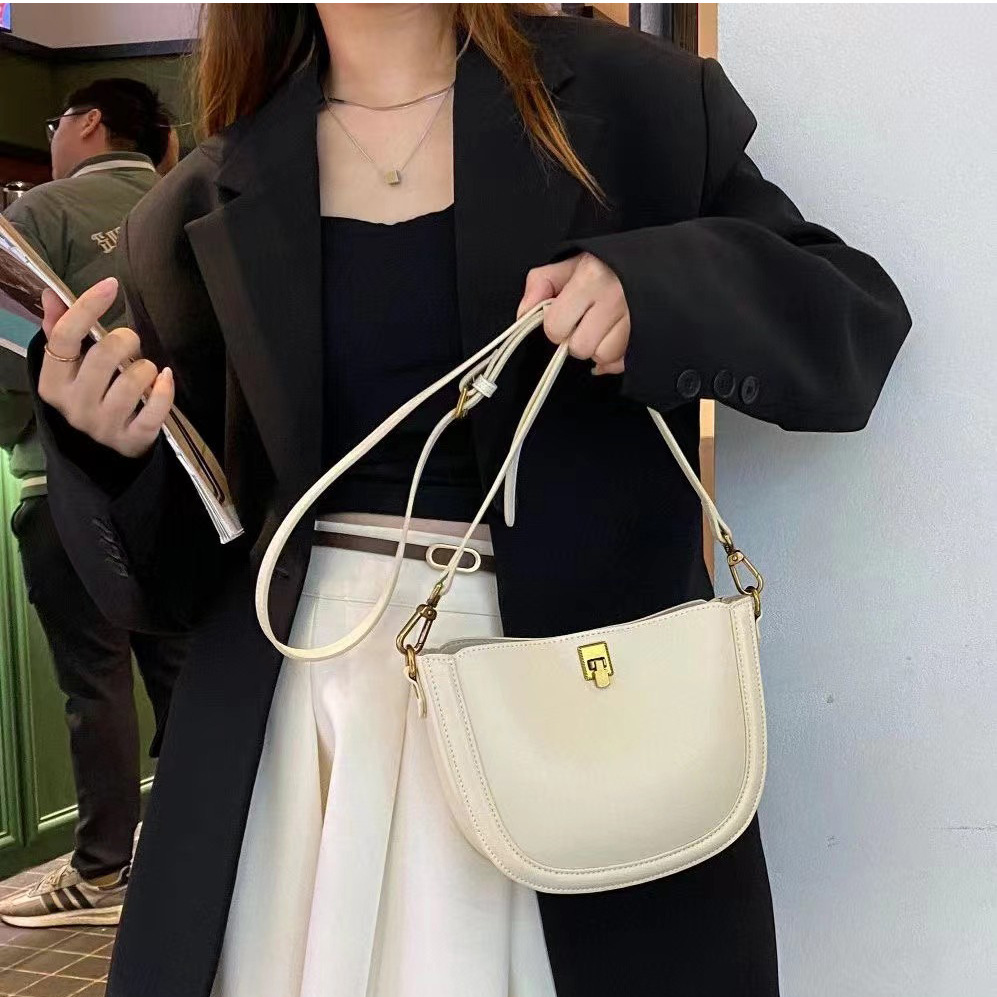 Damen Umhängetasche aus Leder ⎜ Schlichte Schultertasche mit Verstellbarem Riemen und Kompaktem Design