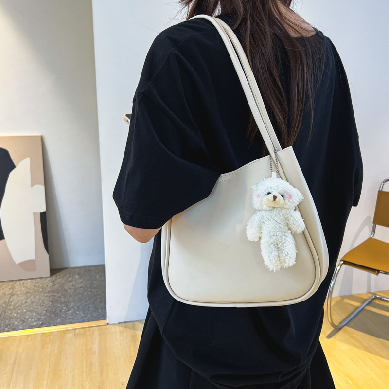 Shopper-Tasche für Damen ⎜ Geräumige Schultertasche im lässigen Stil mit süßem Anhänger für Alltag und Freizeit