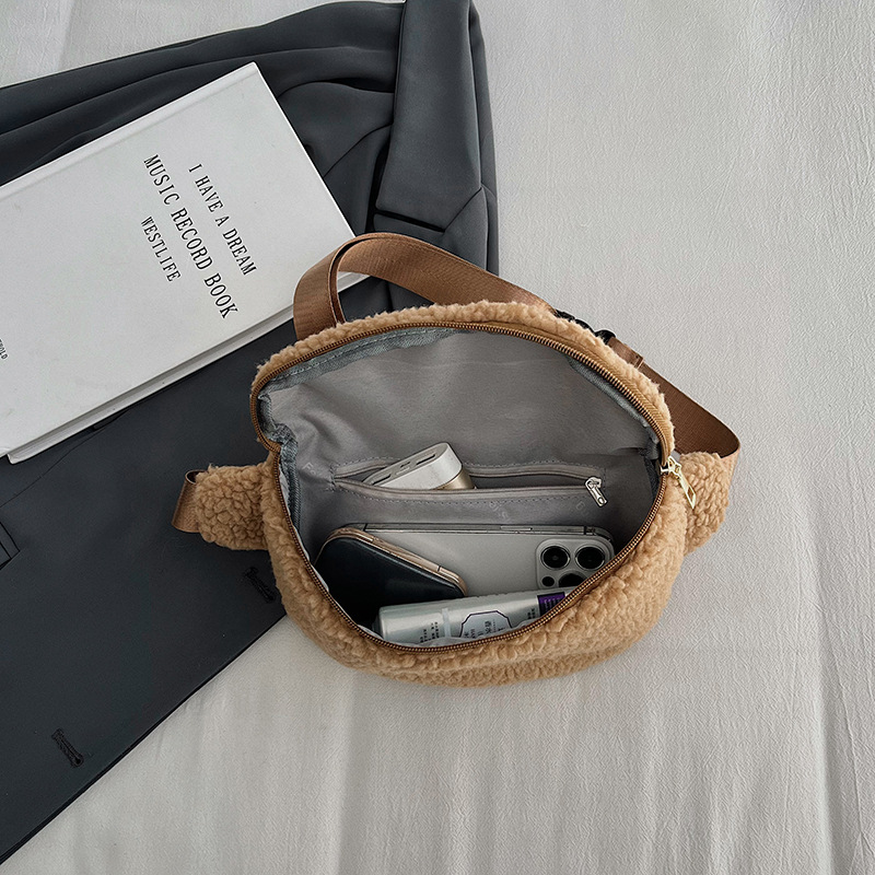 Umhängetasche für Damen ⎜ Kuschelige Lammwoll-Tasche im lässigen Design mit verstellbarem Gurt