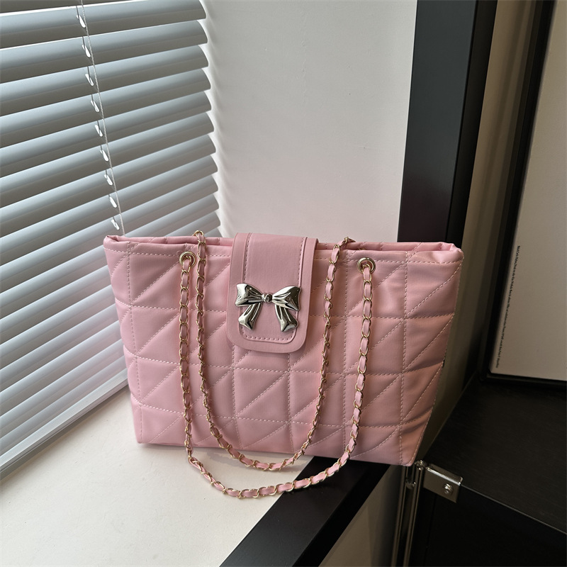 Shopper Tasche für Damen ⎜ Gepolsterte Umhängetasche mit Kettengurt und großer Schleife für stilvolle Outfits