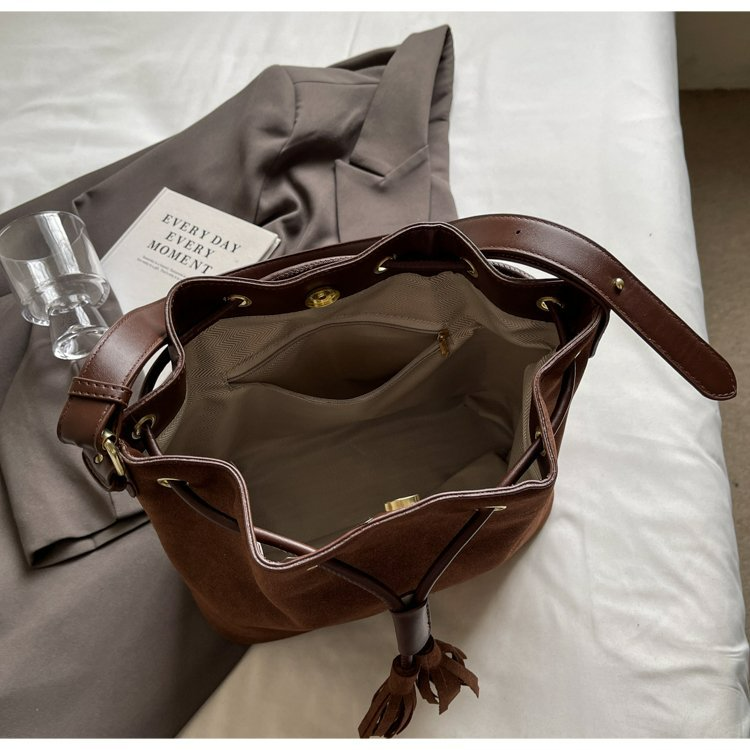 Beuteltasche für Damen ⎜ Modische Umhängetasche aus Wildlederimitat mit Kordelzug und Quasten für den Alltag