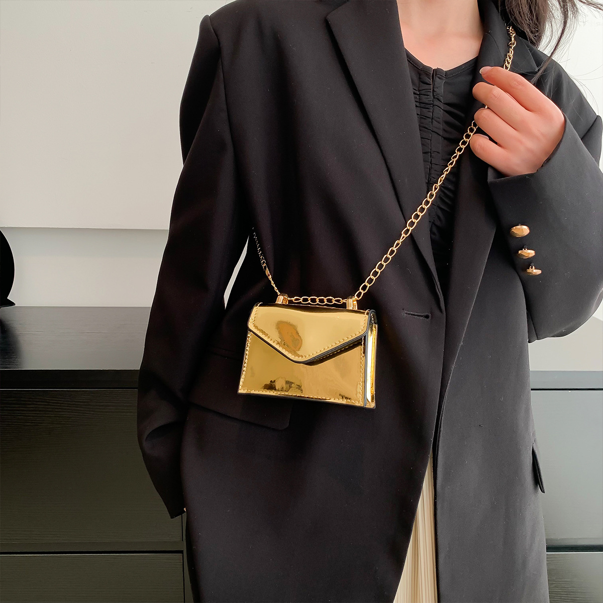 Mini Tasche für Damen ⎜ Glänzende Umhängetasche mit Kette für Lippenstift und Kleinigkeiten