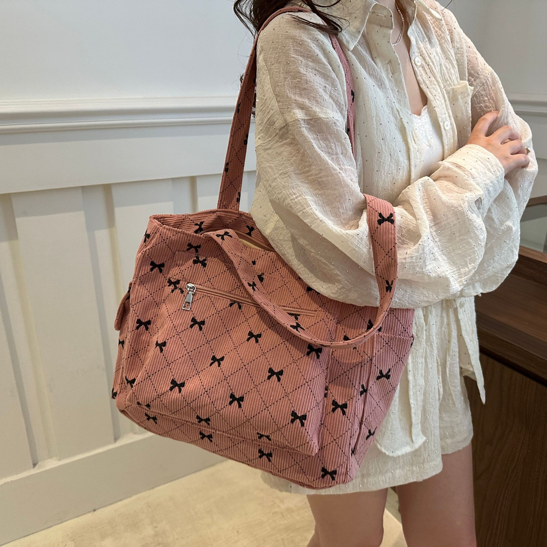 Tote Bag für Damen ⎜ Modische Schultertasche mit Schleifenmuster für Alltag und Freizeit