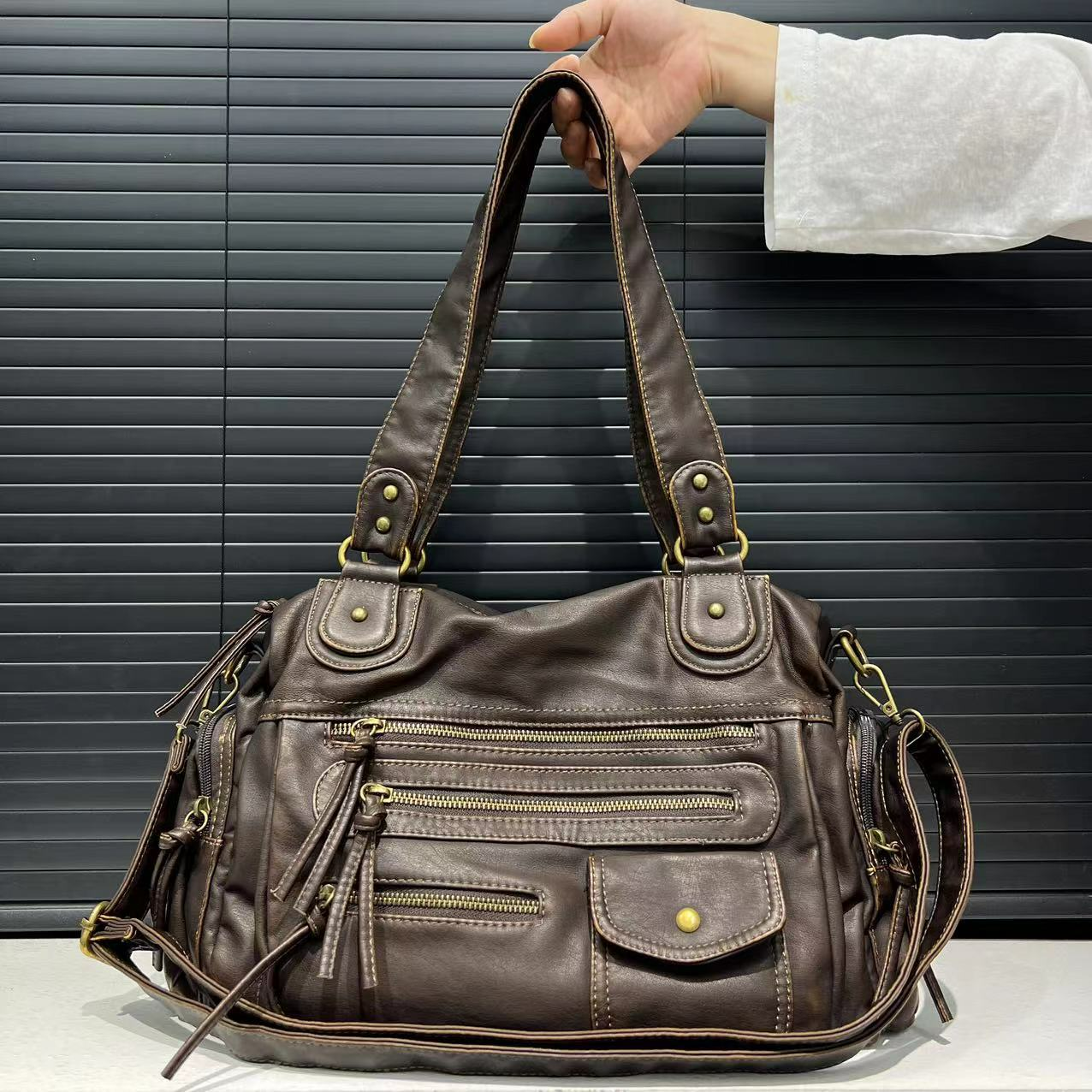 Damen Handtasche ⎜ Vintage Look mit Viel Stauraum und Mehreren Reißverschlussfächern