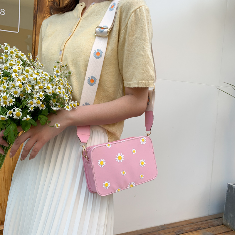 Crossbody Tasche für Damen ⎜ Modische Schultertasche mit Blumenmuster und verstellbarem Trageriemen