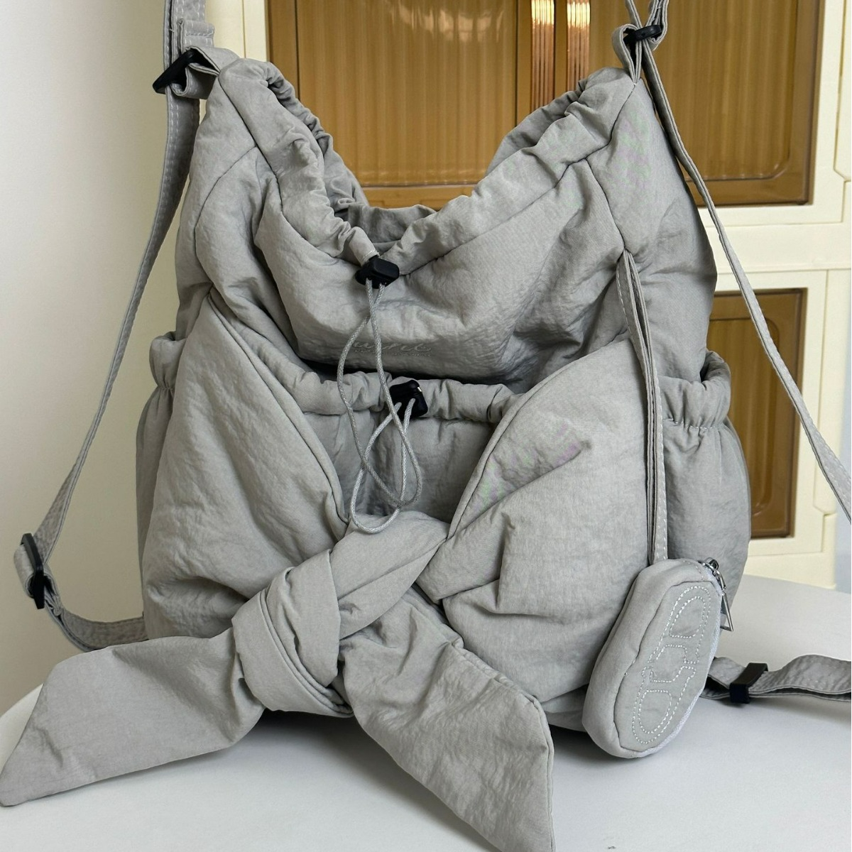 Damen Freizeittasche mit Schleife ⎜ Stylische Schultertasche mit Kordelzug und weichem Stoff für Alltag
