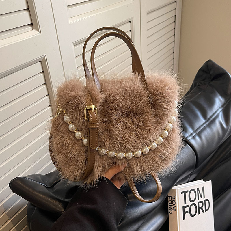 Umhängetasche für Damen ⎜ Flauschige Wintertasche mit Perlendekor und Tragegriff für Alltag und Events