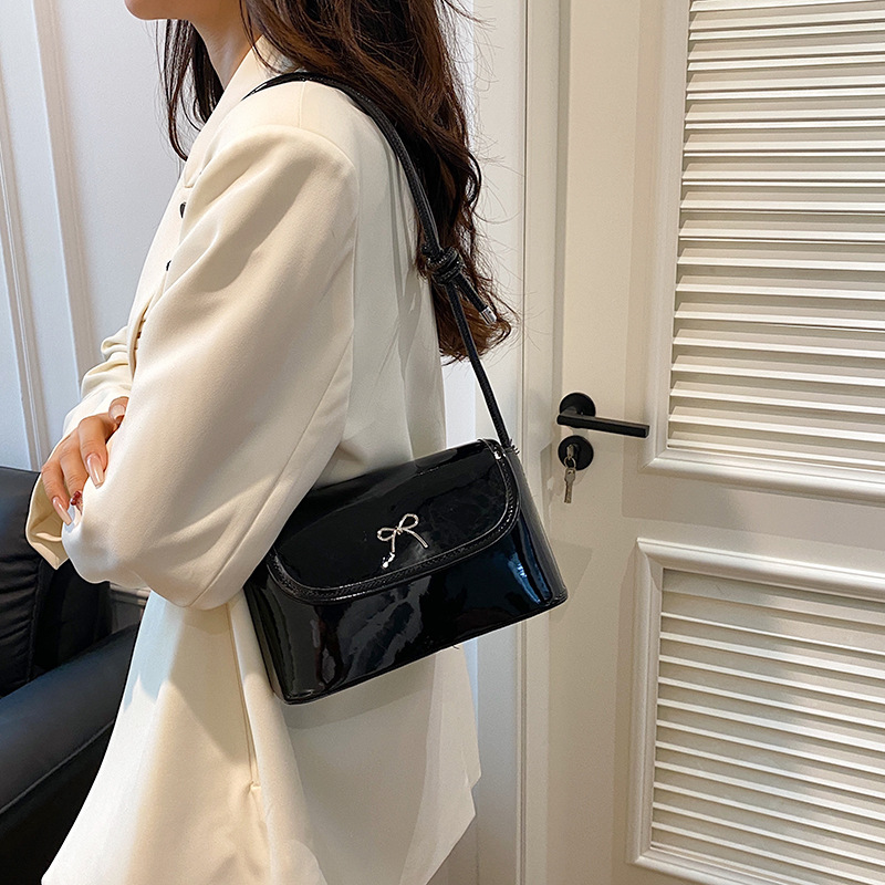 Damen Umhängetasche ⎜ Vielseitige Tasche mit Schleifendetail für Alltag und Freizeit