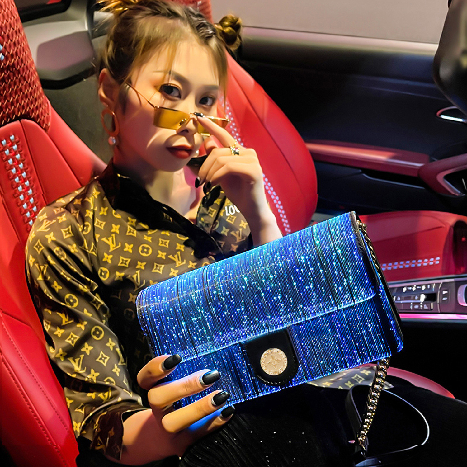 Umhängetasche für Damen ⎜ Leuchtende Clutch mit Kettenriemen und LED-Effekt für Party und besondere Anlässe