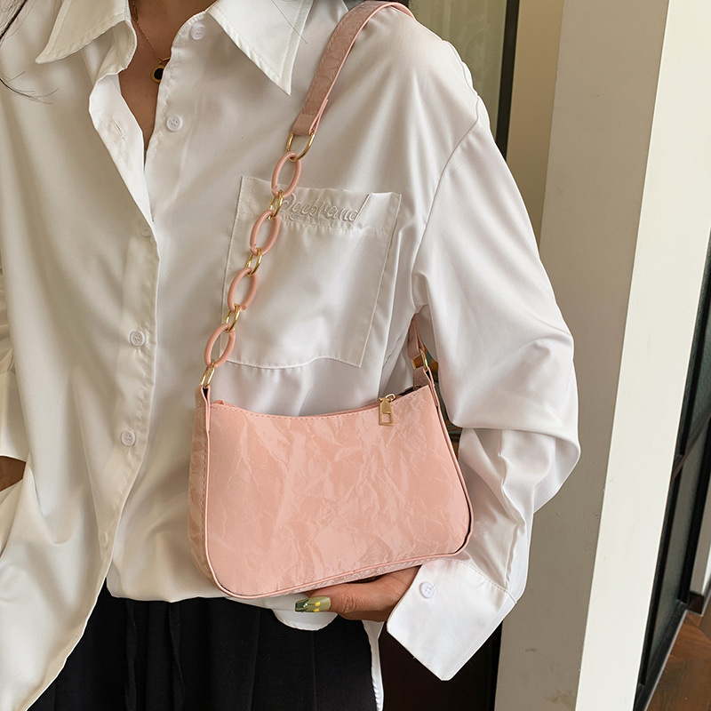 Umhängetasche für Damen ⎜ Modische Schultertasche mit Schleifendetail und Kettengliedern für Alltag und Ausgehen