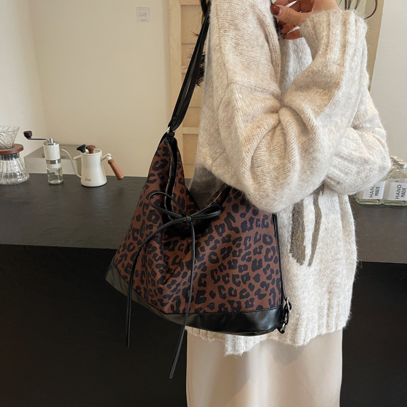 Rucksack für Damen ⎜ Modischer Leoprint-Rucksack mit großer Kapazität und variabler Tragefunktion für Alltag und Reisen
