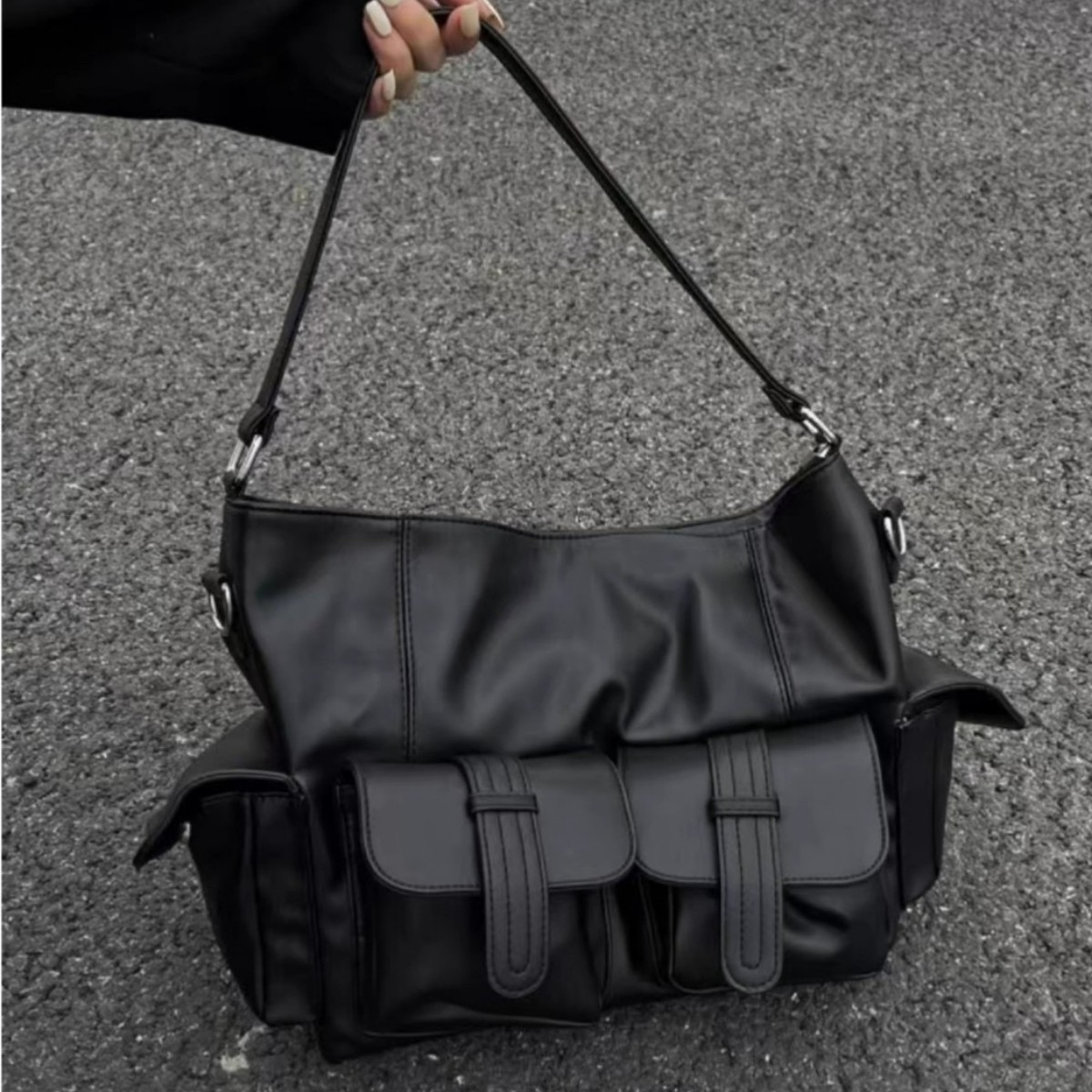 Schultertasche für Damen ⎜ Schlichte Umhängetasche in Dunkeloptik mit aufgesetzten Taschen und viel Stauraum für unterwegs