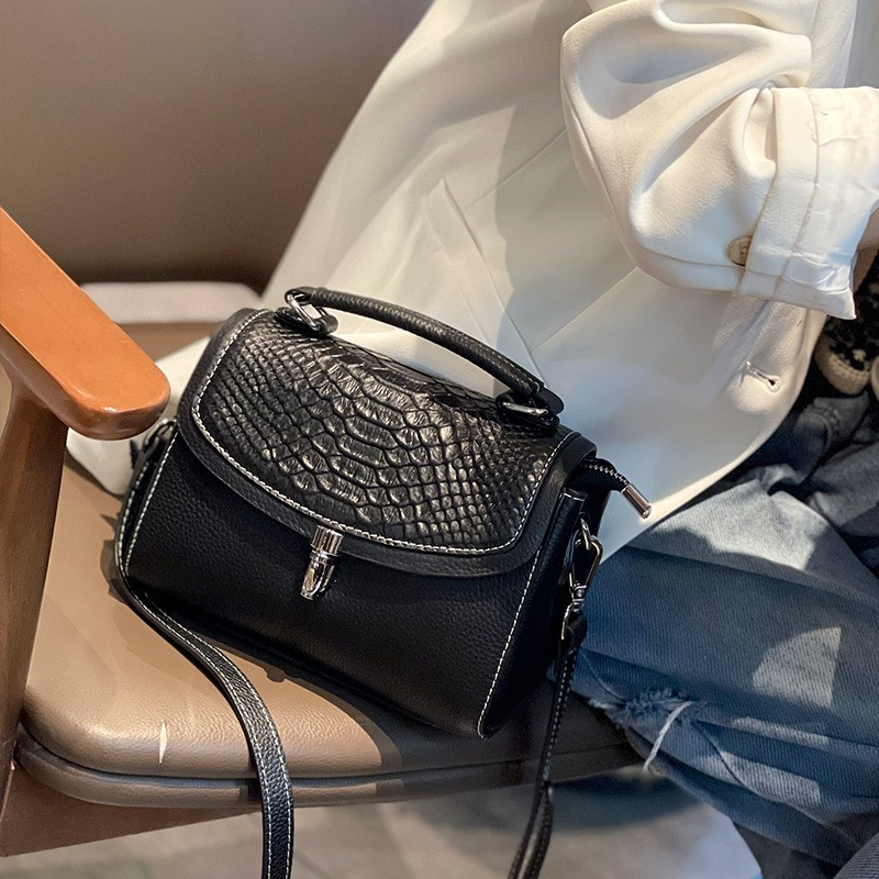Umhängetasche für Damen ⎜ Elegante Schultertasche mit Klappe und Tragegriff