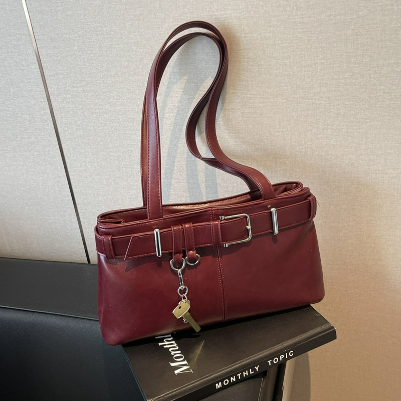 Damen Handtasche im Retro-Stil ⎜ Elegante Schultertasche mit Riemendetail und Schlüsselanhänger für Büro und Alltag