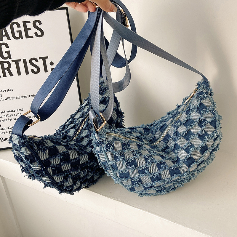 Umhängetasche für Damen ⎜ Denim-Tasche im Schachbrettmuster mit verstellbarem Schulterriemen