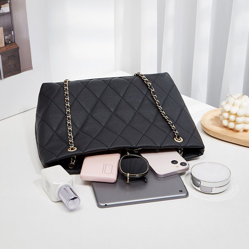 Shopper Tasche für Damen ⎜ Gestepptes Design mit Kettenriemen und großzügigem Innenfach für Alltag und Büro