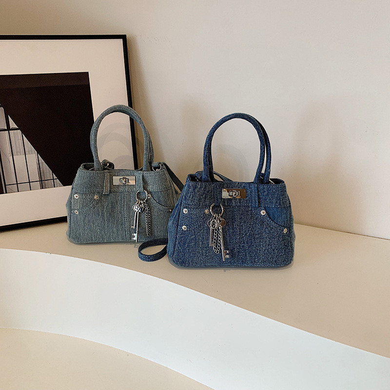 Damen Jeans Handtasche ⎜ Stylische Umhängetasche mit Nieten und Schlüsselanhänger