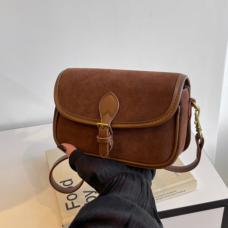Schultertasche für Damen ⎜ Vintage Satteltasche aus Wildlederoptik mit Schnallendetail und verstellbarem Riemen