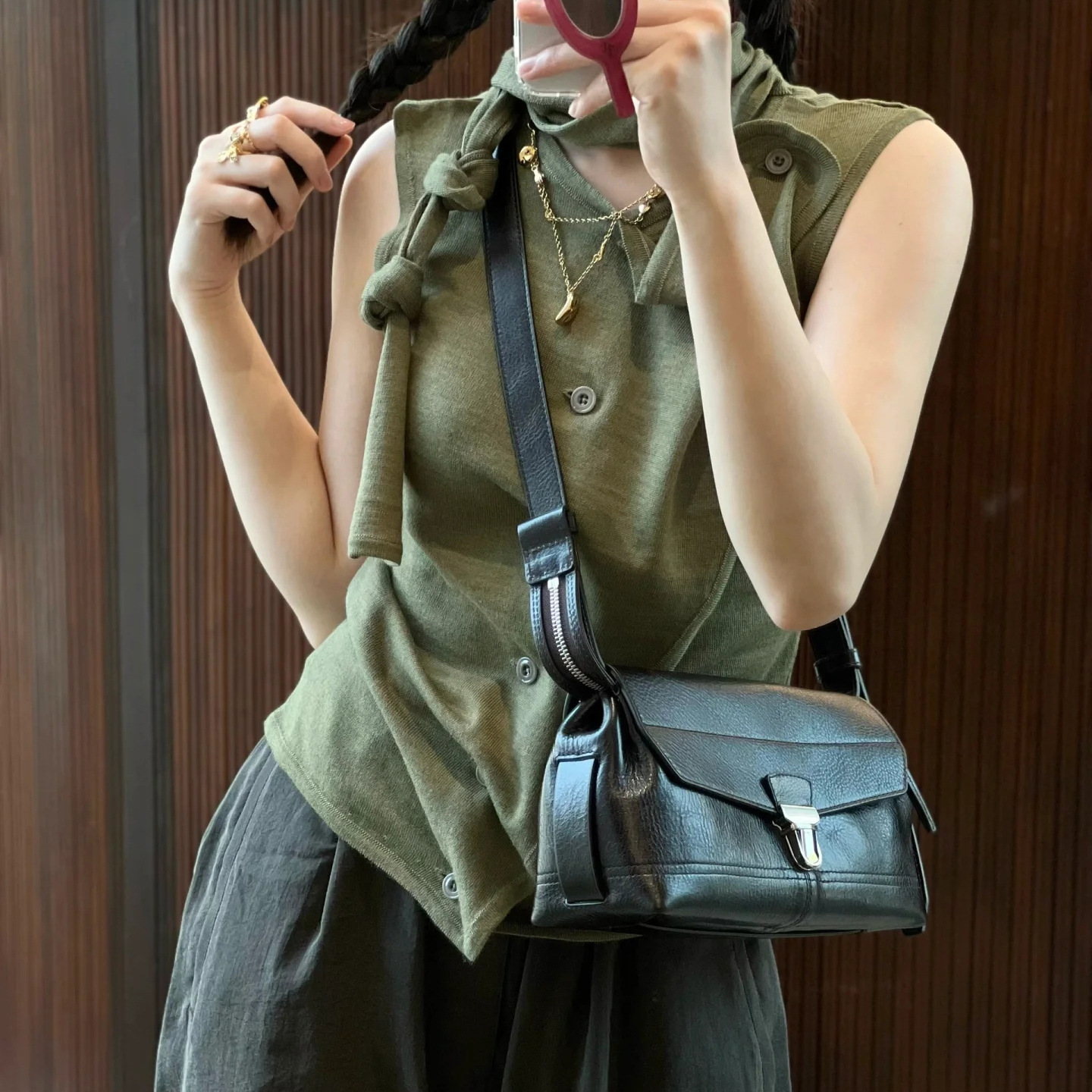Umhängetasche für Damen ⎜ Klassische Schultertasche aus Leder mit Metallschließe für Alltag und Ausgehen