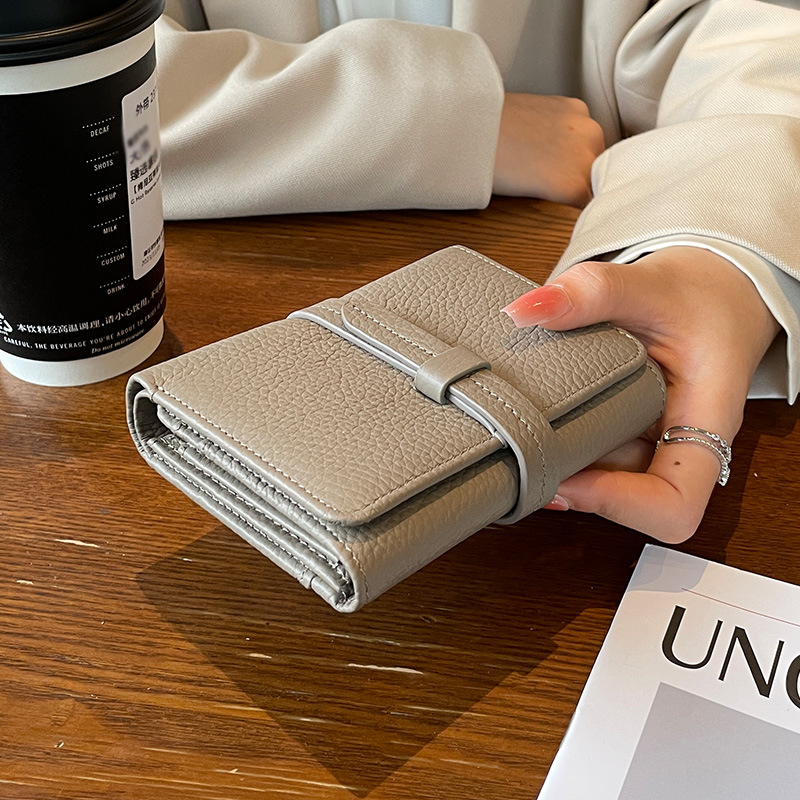 Damen Geldbörse ⎜ Kompakte Brieftasche aus Echtleder mit Riemenverschluss und Mehrfachfächern