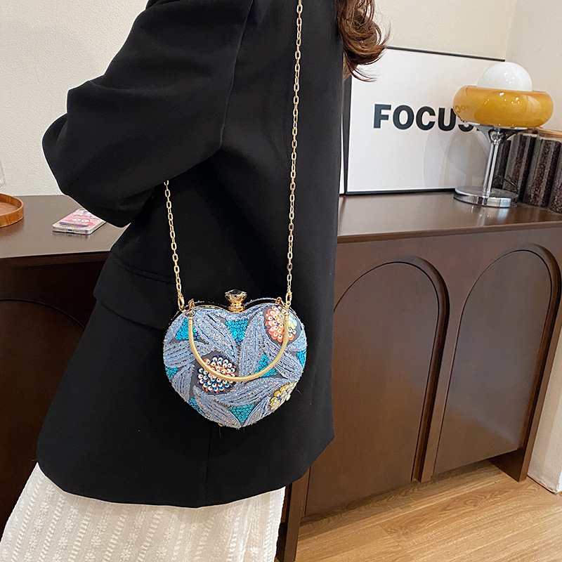 Abendtasche für Damen ⎜ Herzförmige Schultertasche mit Pailletten und Kette für festliche Anlässe und Events