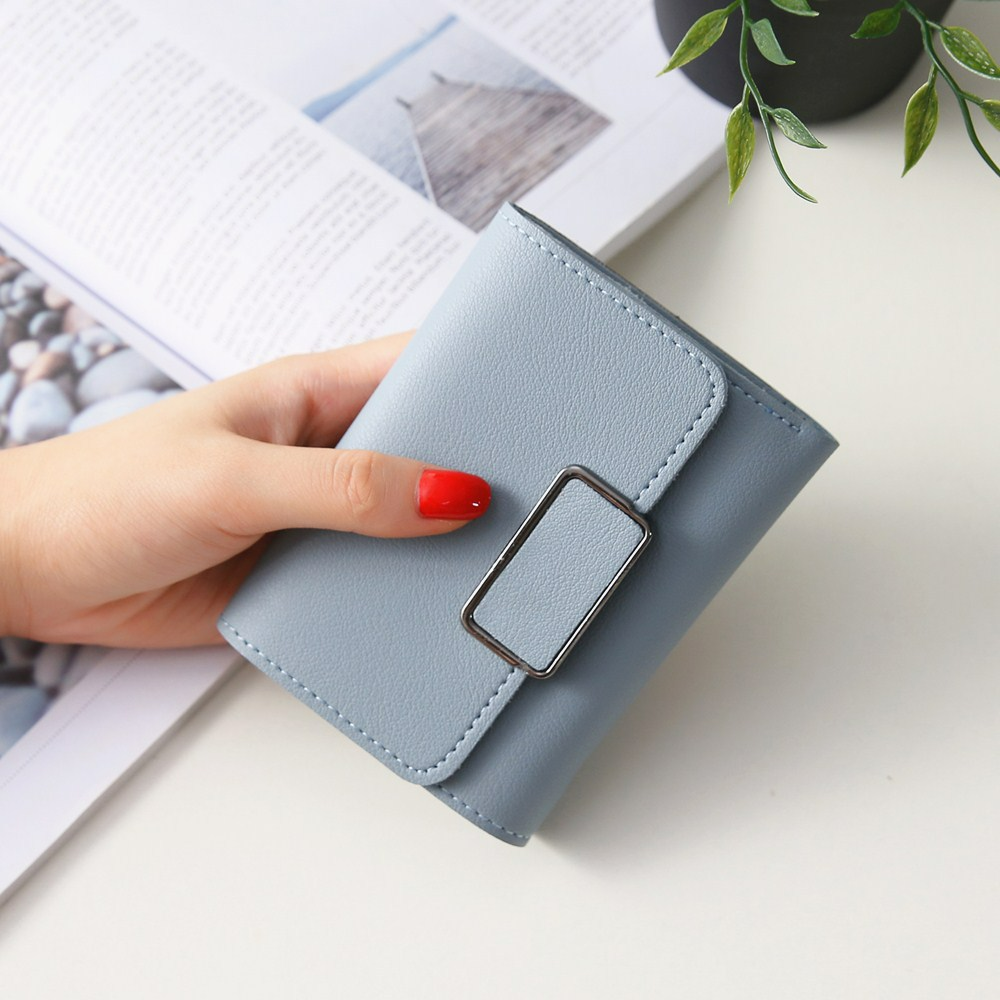 Damen Kurz-Geldbörse im schlichten Design ⎜ Modische Brieftasche mit Steckverschluss und weicher Oberfläche