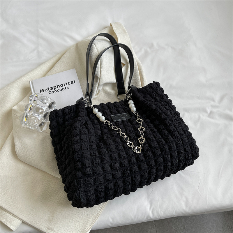 Tote Bag für Damen ⎜ Geräumige Schultertasche aus weichem Stoff mit Perlen- und Kettenakzenten