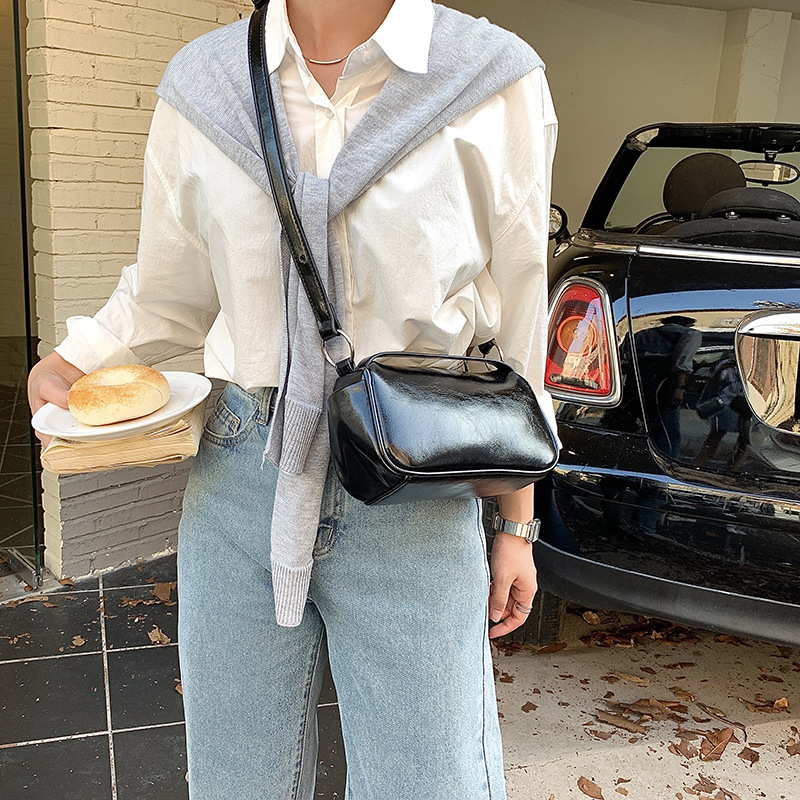 Schultertasche für Damen ⎜ Modische Baguette-Tasche im kompakten Design für Alltag und Ausgehen