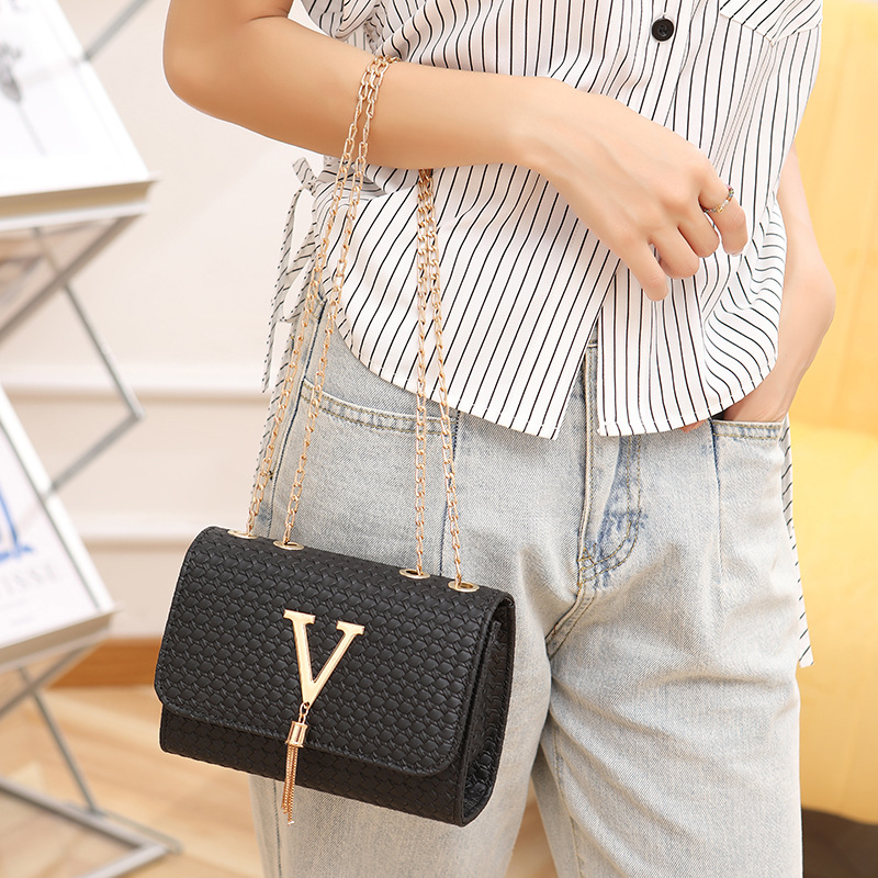 Umhängetasche für Damen ⎜ Modische Schultertasche mit Karomuster, Quaste und viel Stauraum für jeden Anlass
