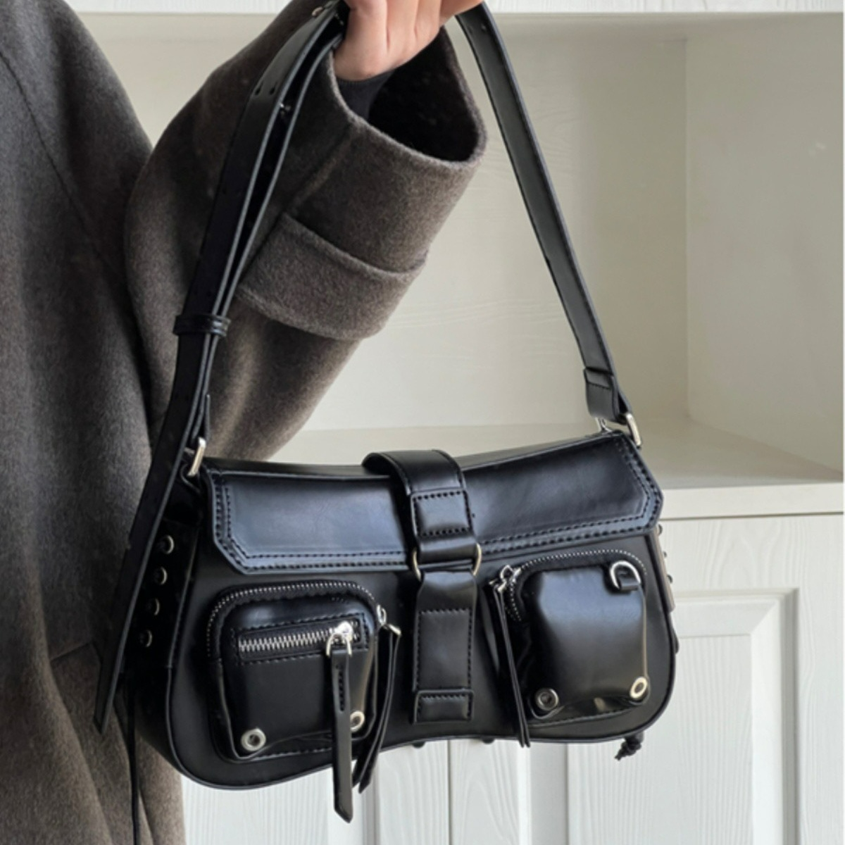 Schultertasche für Damen ⎜ Modische Umhängetasche aus Kunstleder mit Taschen und verstellbarem Riemen
