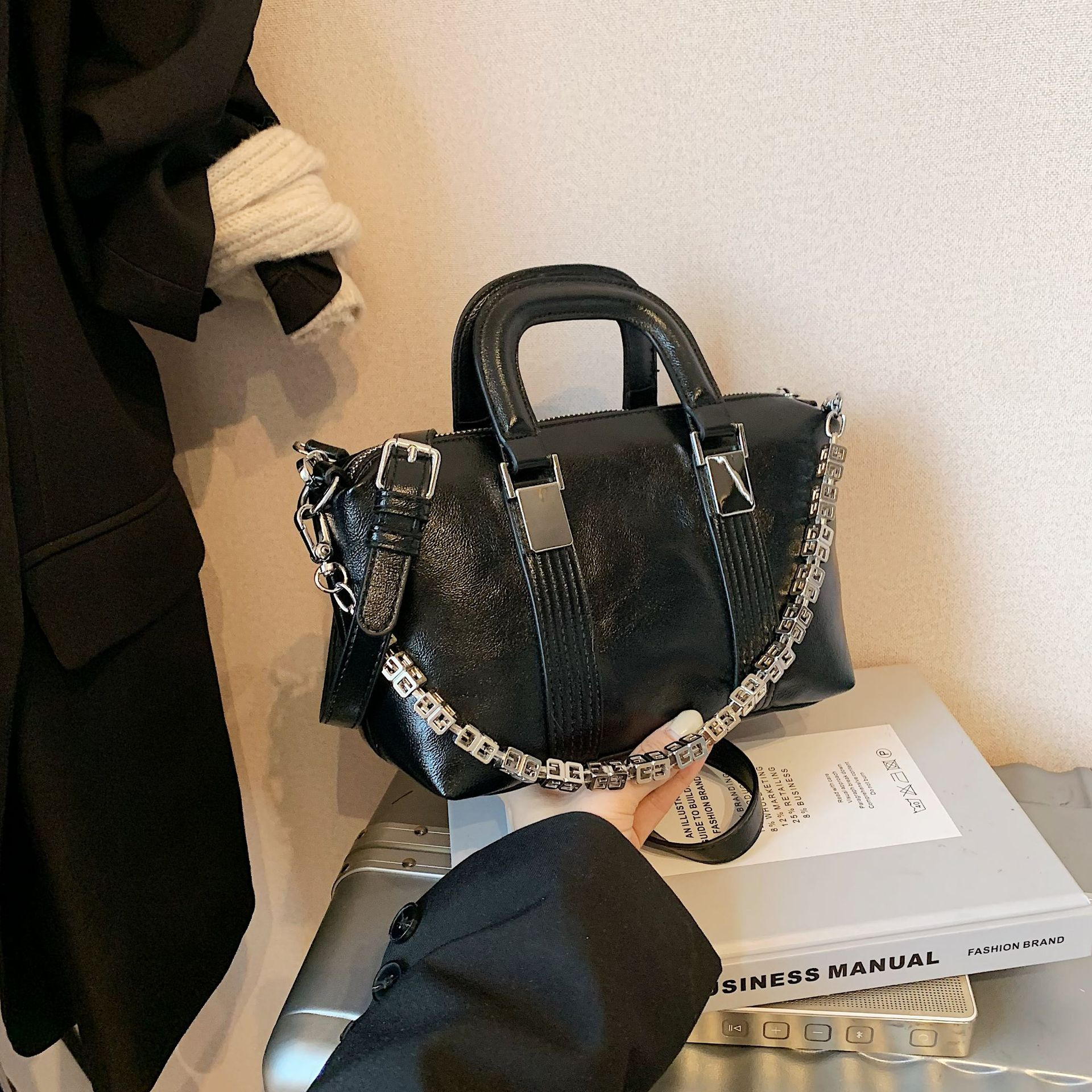 Damen Handtasche im Bowling-Stil ⎜ Retro Schultertasche mit Kettenriemen und eleganter Tragfunktion