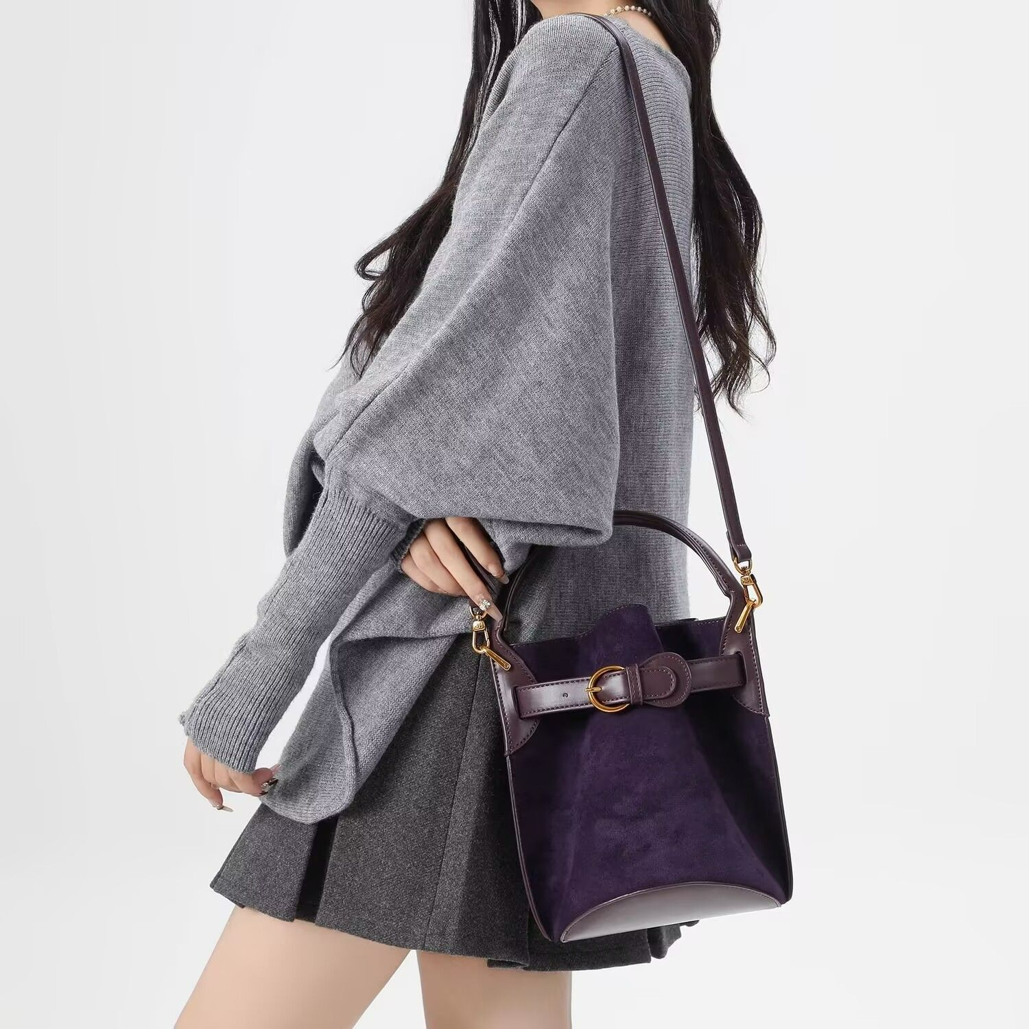 Damen Bucket Bag aus Samt ⎜ Elegante Schultertasche in Lila mit Verstellbarem Riemen und Modernem Verschluss